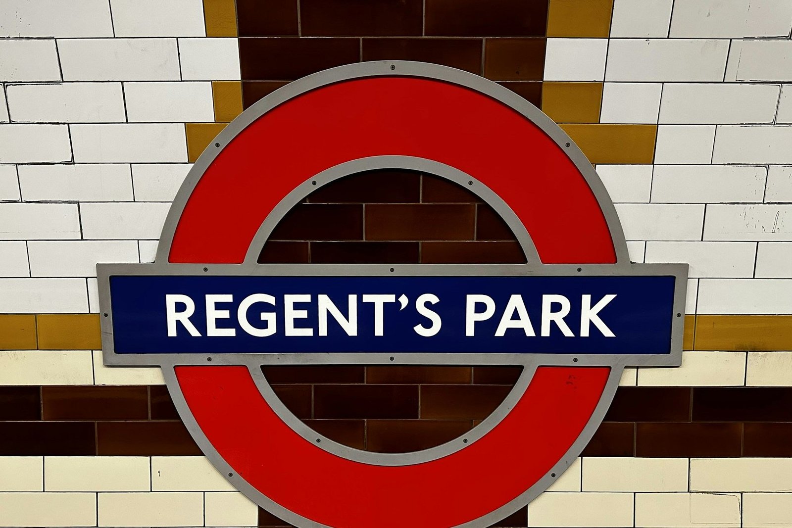 Regent’s Park Underground station roundel on a tiled wall